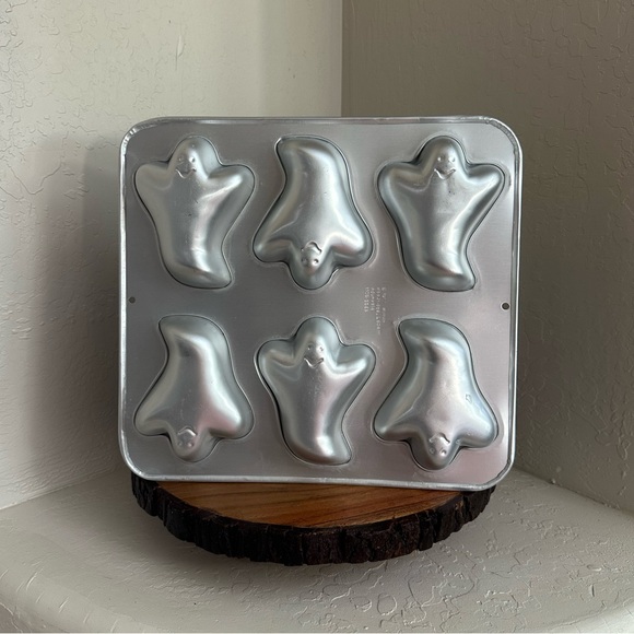 🎃Vintage 1990s Wilton Halloween Ghosts Cake, Cupcake, Muffin Mold Pan 1991 - Picture 1 of 6